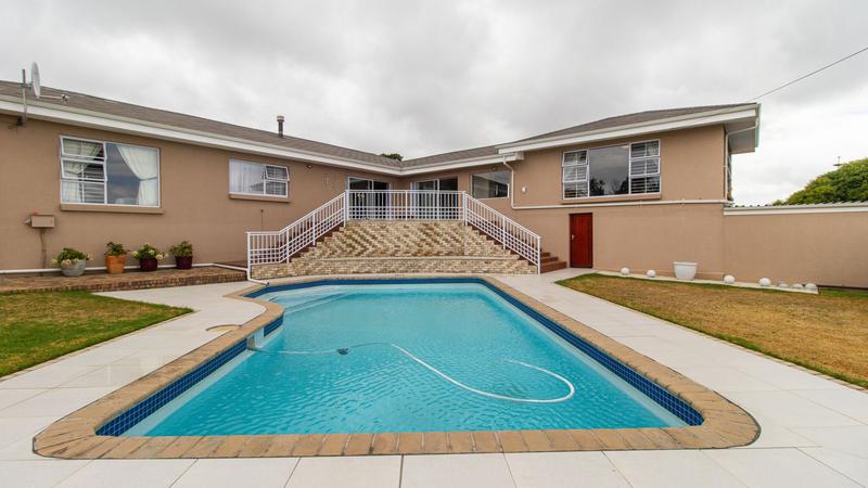 5 Bedroom Property for Sale in Loevenstein Western Cape